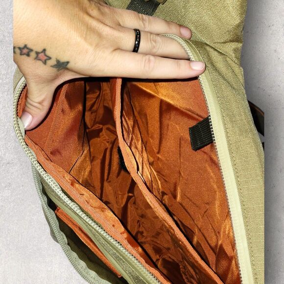 Eddie Bauer Adventurer Messenger Sling Laptop Bag Green Canvas, 14 Pockets, NWOT - Picture 6 of 9